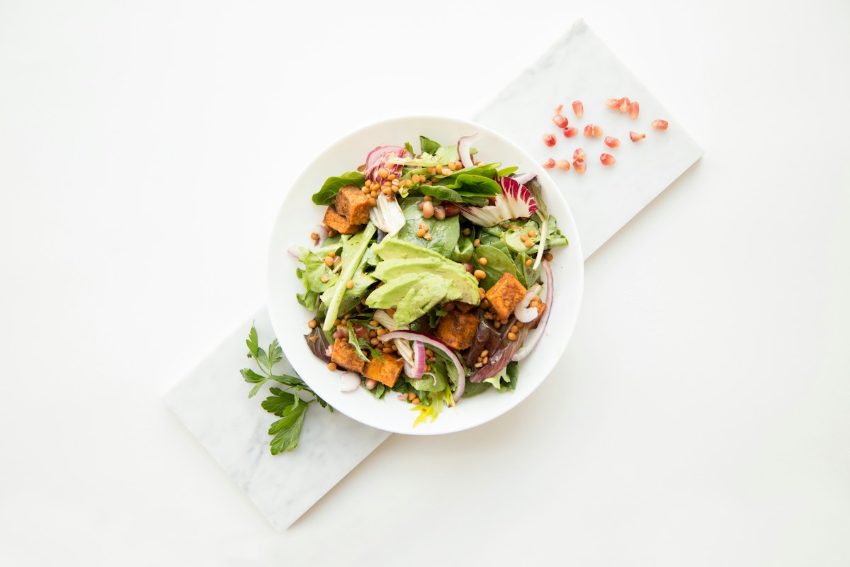 Bunte vegane Bowl mit Reis, Gemüse und Avocado